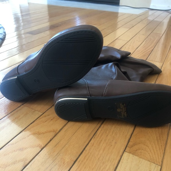 Brown flat slouchy boots - Picture 3 of 3